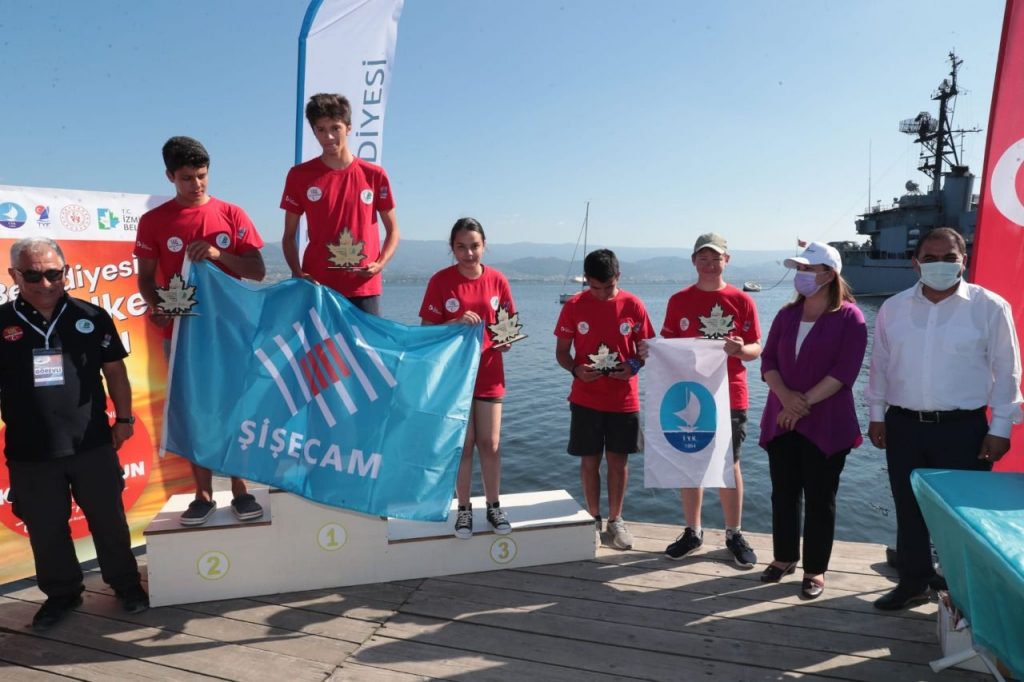 İzmit Belediyesi Yelken Yarışlarında sporculara ödülleri verildi