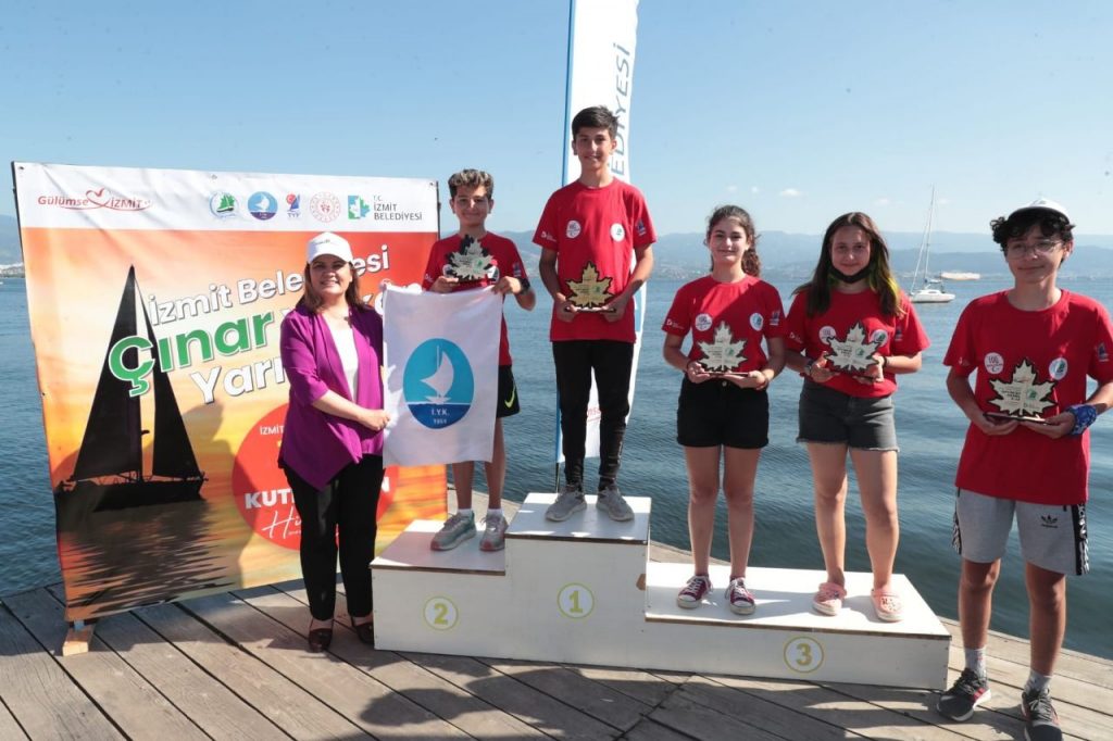 İzmit Belediyesi Yelken Yarışlarında sporculara ödülleri verildi